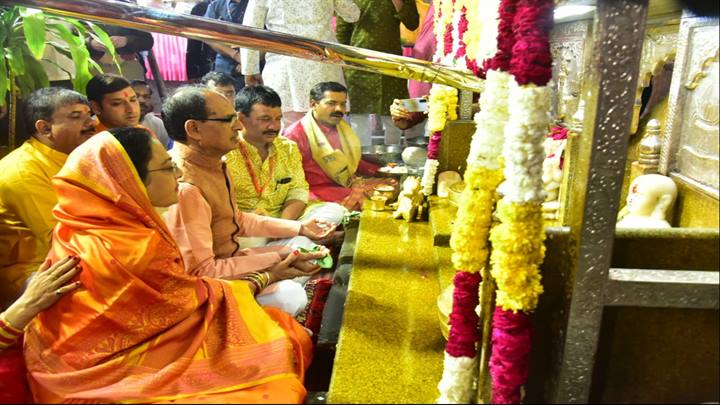 मुख्यमंत्री श्री शिवराज सिंह चौहान ने सपत्नीक महाशिवरात्रि पर बड़वाले महादेव मंदिर में शिवअभिषेक और पूजा-अर्चना की।